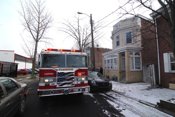 <p>Wilm police and firefighters check roof tops @ 2pm monday on Peach st. for weapons and evidence. (John Jankowski/for NewsWorks)</p>
