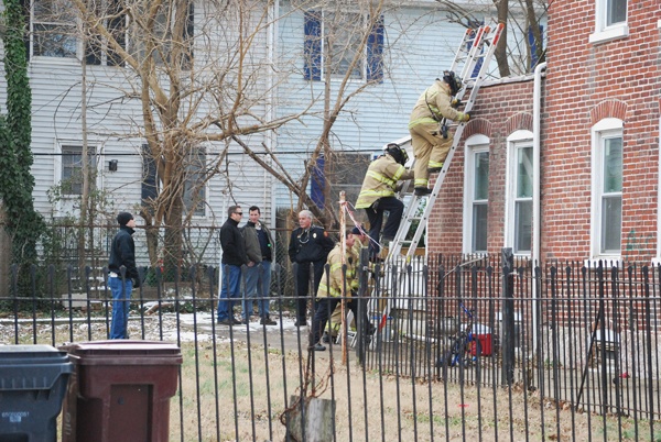 <p>Wilm police and firefighters check roof tops @ 2pm monday on Peach st. for weapons and evidence. (John Jankowski/for NewsWorks)</p>
