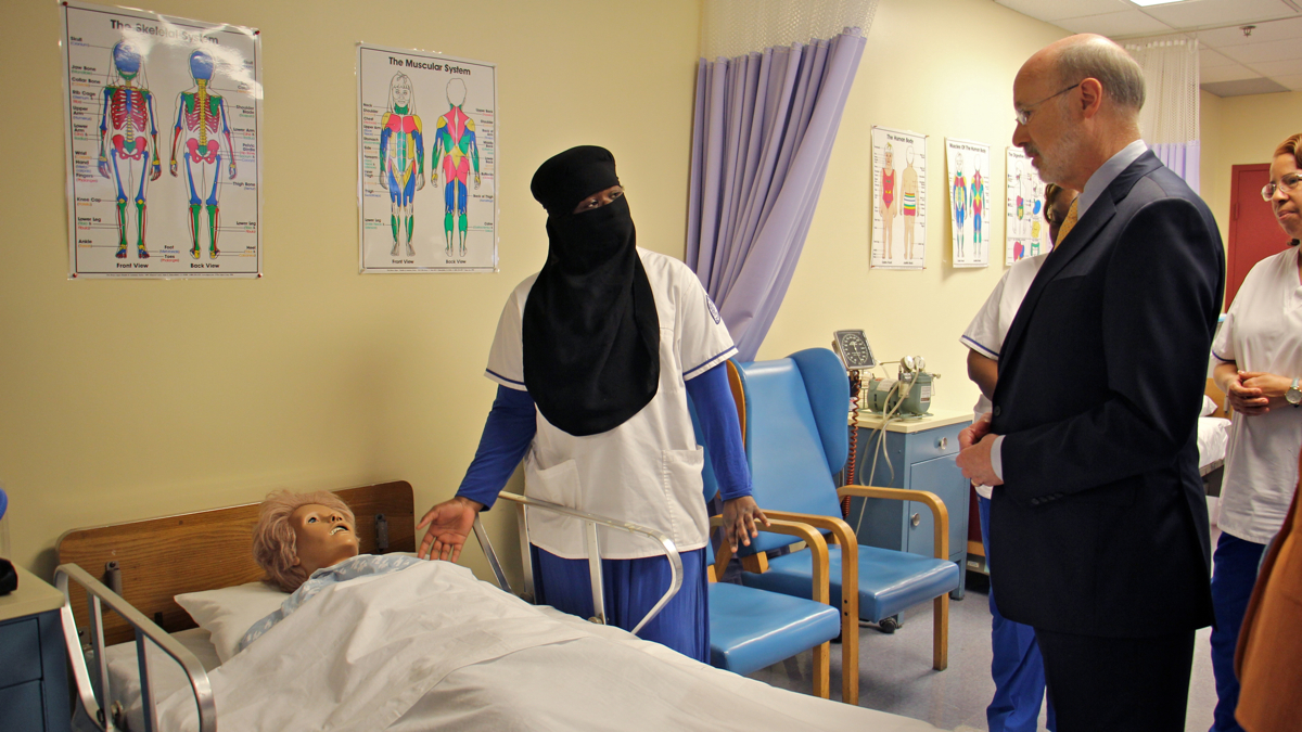  Gov. Tom Wolf visits a nursing class at Breslin Learning Center in Philadelphia. (Emma Lee/WHYY) 