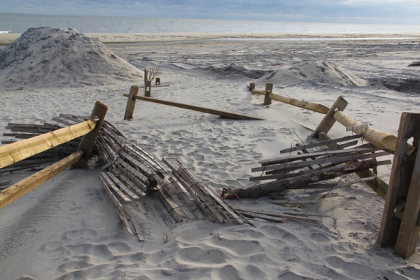 <p>A fence disappears into the dunes on Ventnor's Newport Avenue beach.  (Emma Lee/for NewsWorks)</p>
