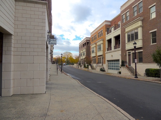 <p><p><span style="font-family: verdana; font-size: 16px; line-height: 17px;">The LumberYard development incorporates New Urbanism planning that keeps cars hidden away. (Bethany Mitros/for NewsWorks)</span></p></p>
