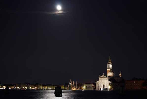 <p><p>Moonrise, 2012, Venezia, Italy</p></p>
