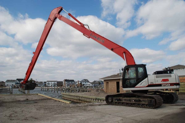<p>An excavator removes sand clogging the waters at the marina. (Sandy Levine/for NewsWorks)</p>
