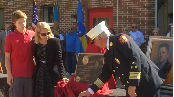 Screen Shot 2017-09-25 at 4.11.31 PM Families of the three fallen firefighters unveiled plaques in their honor.(Zoë Read/WHYY)