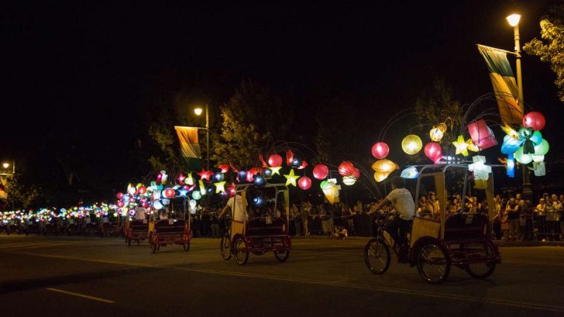 Spectators line the Ben Franklin Parkway for the debut of ''Cai Guo-Qiang: Fireflies.'' (Emily Cohen for NewsWorks)