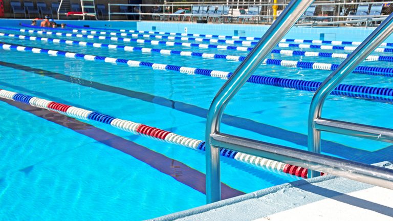 (<a href='https://www.bigstockphoto.com/image-25719701/stock-photo-community-swimming-pool-with-swim-lanes'>CherylCasey</a>/Big StockPhoto)