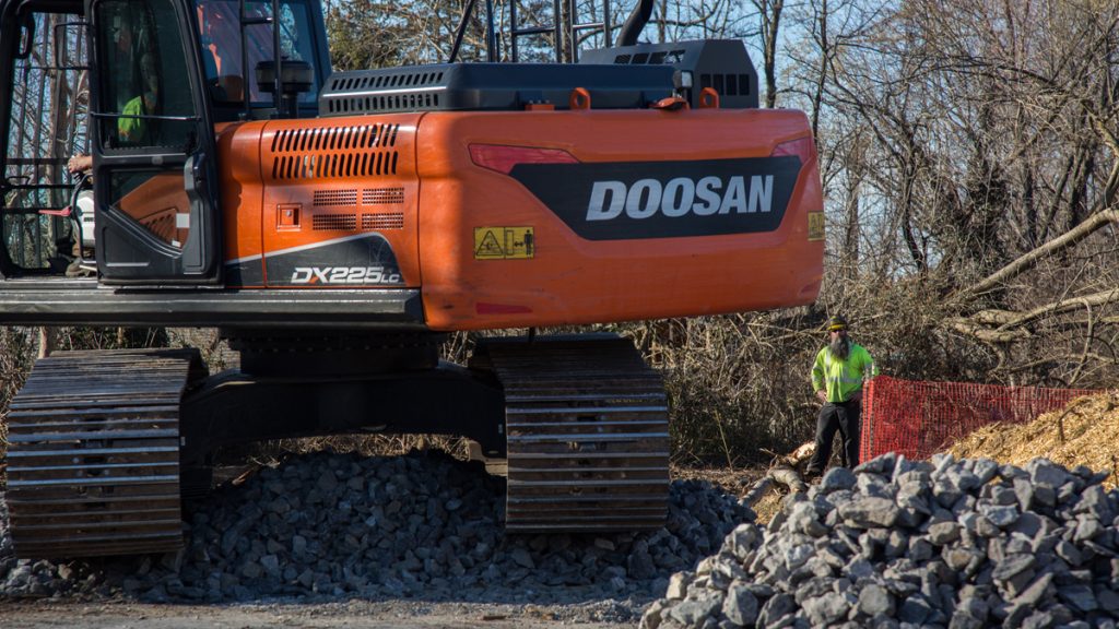ME2-construction-delco-2×1200 Big orange digger on a pile of rocks