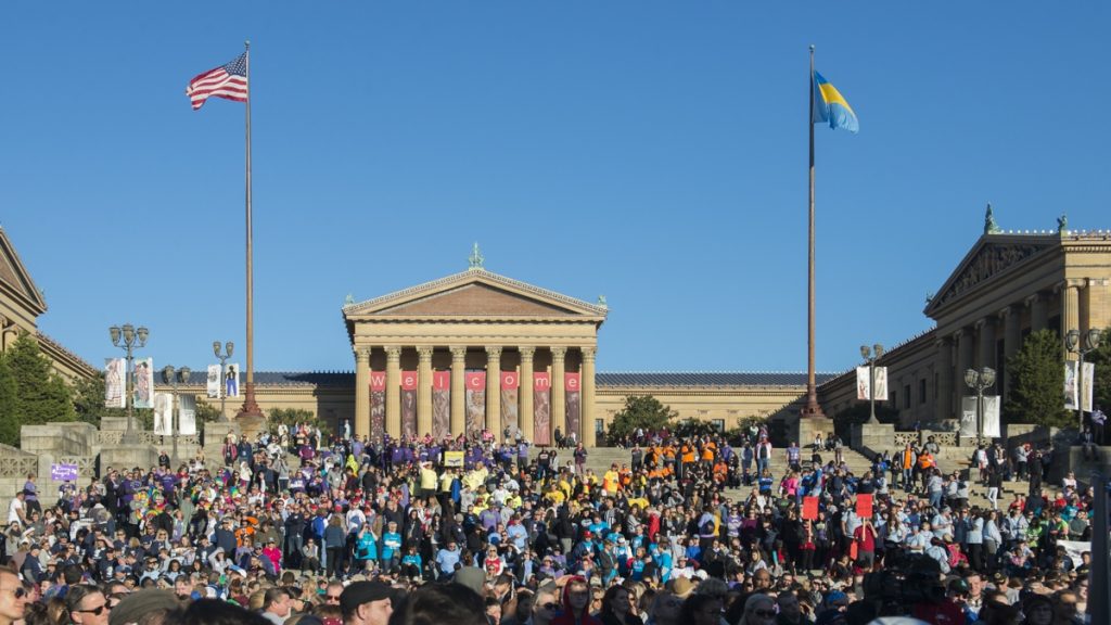 l_eastwood_20171001outofdarkness00001 Roughly 6,000 people gathered in front of the Philadelphia Museum of Art