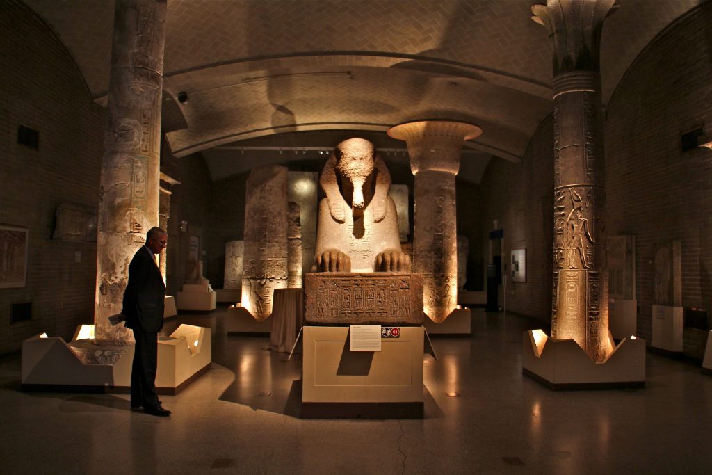 2017 11 01-e lee-philadelphia university of pennsylvania upenn penn museum-major renovation A man looks at a sphinx of red granite in Penn Museum's Egypt gallery