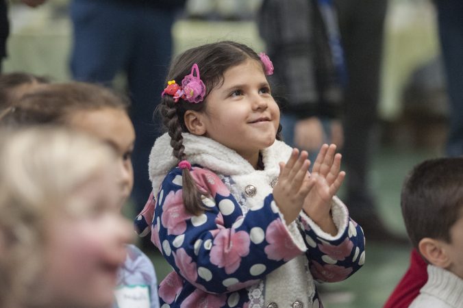 Afghan refugee Mahsa Asghari applauds juggling demonstration. (Jonathan Wilson for WHYY)