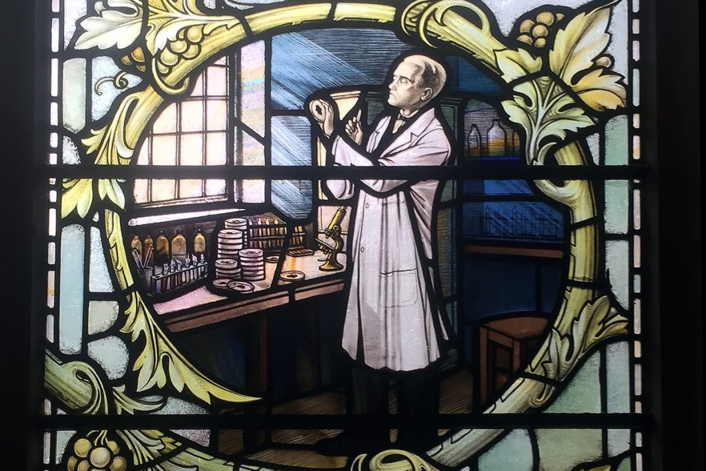 full show Stained glass windows depicting biologist Alexander Fleming in the church of St James, in London. (Wikimedia Commons)