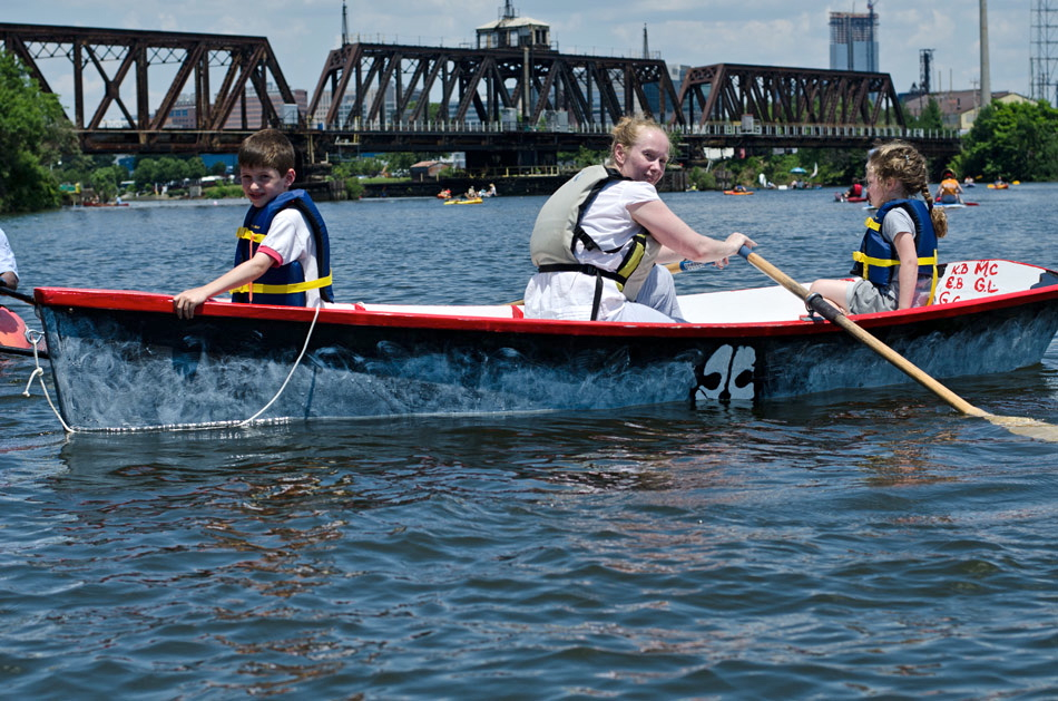 2016 06 19-j cohen-philadelphia-waterborne washington crossing reenactment Children row in a Philadelphia Waterborne boat on the Schuylkill River
