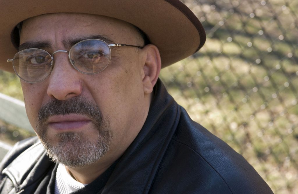 5a3139c86480b.image In this Feb. 3, 2007, file photo, Pat DiNizio of Smithereens poses for a photograph in New York. DiNizio, lead singer and songwriter of the New Jersey rock band died at age 62. The band announced on Facebook that DiNizio died Tuesday, Dec. 12, 2017. (AP Photo/Jim Cooper, FIle)