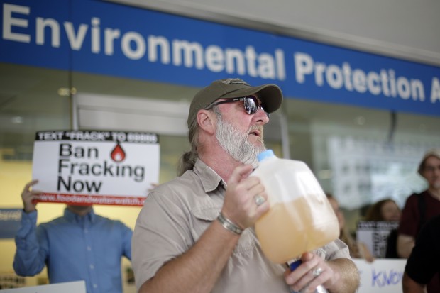 AP784994094918-620×413 Ray Kemble of Dimock, displays a jug of what he identifies as his contaminated well water in this August 2013 file photo. (AP PHOTO/MATT ROURKE)