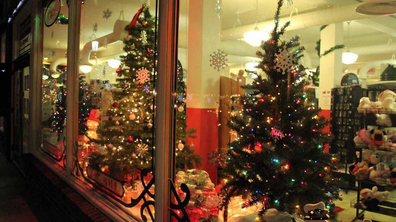 Dellas 5&10 store window in Cape May. (Bill Barlow/for WHYY)