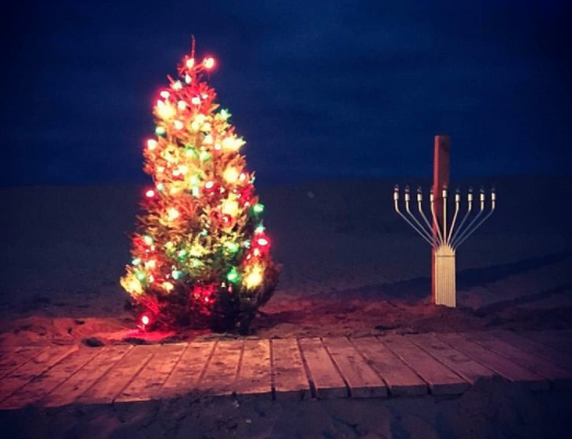Christmas tree and Menorah on the beach in the village of Loch Arbor in Monmouth County. Photo by 
locharbourbeach
via #JSHN Instagram)



