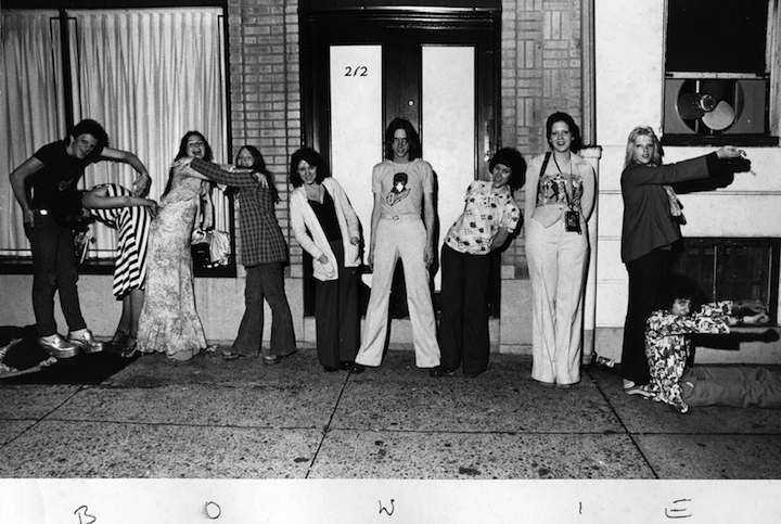 bowie-fans.sigmasound.dagmarpic(1) Fans spell out BOWIE with their bodies outside Sigma Sound Studios on 12th Street in 1974 while David Bowie was recording songs for the album