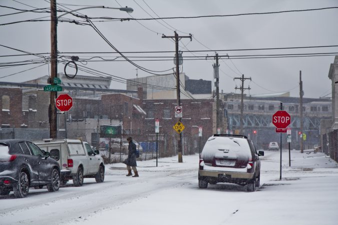 Snow and wind began Thursday morning in Philadelphia. (Kimberly Paynter/WHYY)
