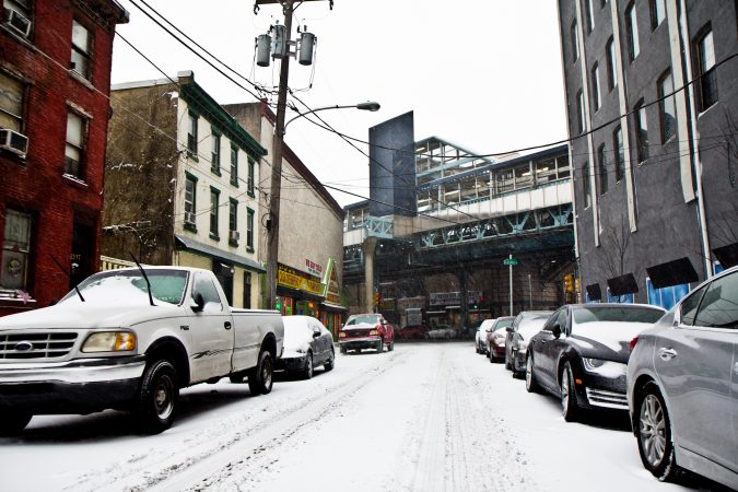 Snow and wind began Thursday morning in Philadelphia. (Kimberly Paynter/WHYY)