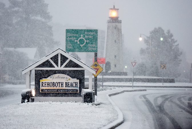Snow has finally come to the beach late Wednesday afternoon as the nor'easter continues to affect the coastal area in Rehoboth and Dewey Beach.
(Chuck Snyder/for WHYY)