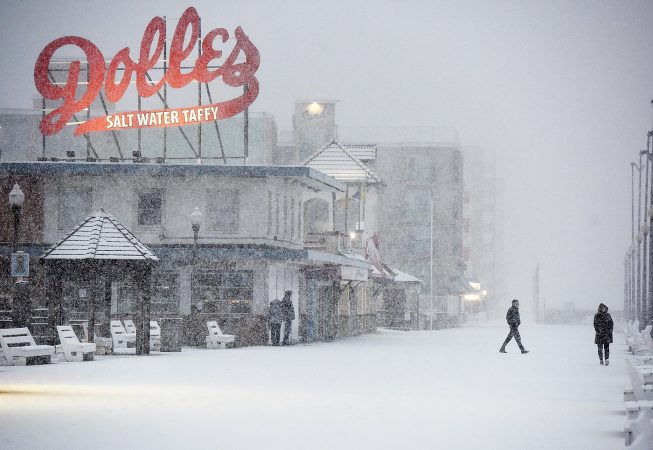 Snow has finally come to the beach late Wednesday afternoon as the nor'easter continues to affect the coastal area in Rehoboth and Dewey Beach.
(Chuck Snyder/for WHYY)
