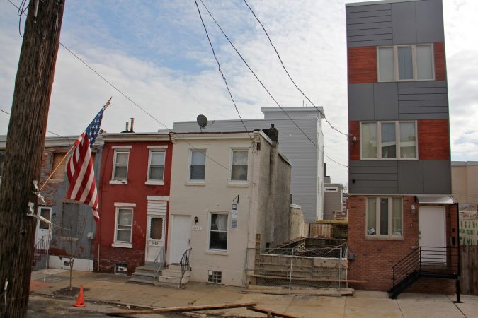 A new rowhome towers above its neighbors on Coral Street in East Kensington. (Emma Lee/WHYY)