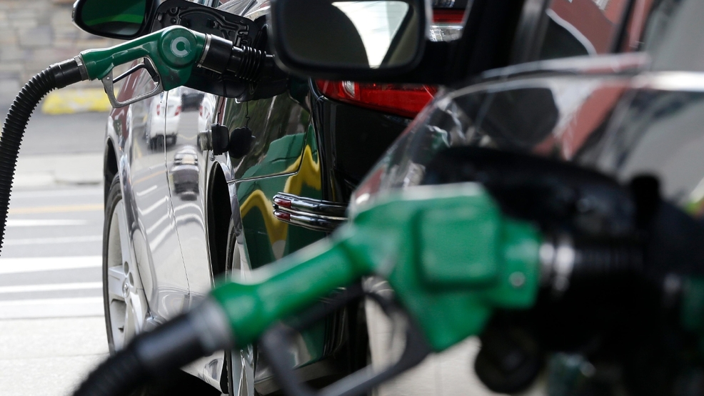 2c66791c-d2d5-4b3f-b473-1b597f8c7084-large16x9_FuelEconomy_Sist (AP Photo/Julio Cortez)