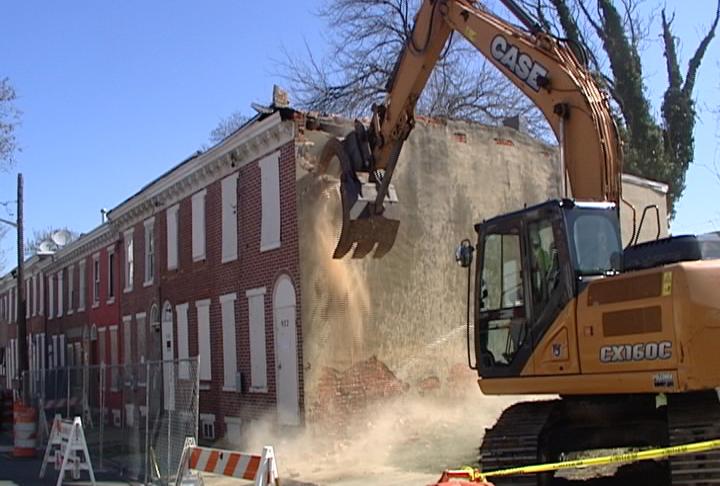 Demolition work begins on some abandoned homes on Bennett St. in Wilmington. (Dan Rosenthal/WHYY)