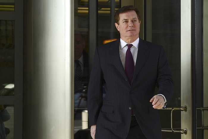 Former Trump campaign chairman Paul Manafort departs federal court in Washington, Monday, Dec. 11, 2017. (AP Photo/Susan Walsh)