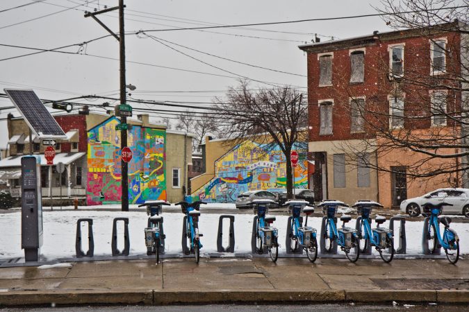 Snow falling early Wednesday did not stick to road surfaces. (Kimberly Paynter/WHYY)