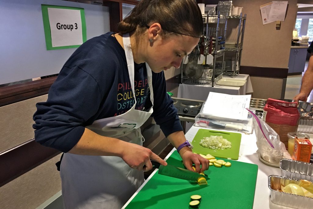 A pilot program at the Philadelphia College of Osteopathic Medicine gives students lessons on nutrition.