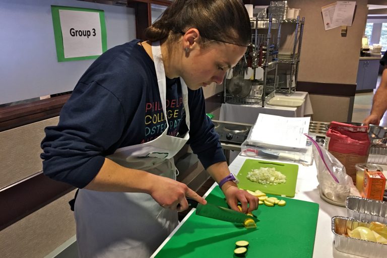 A pilot program at the Philadelphia College of Osteopathic Medicine gives students lessons on nutrition.