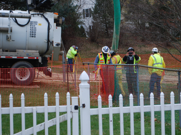 2018-04-02-16.41.271-e1522705545742-620×462 Workers and contractors for Sunoco Pipeline begin an ‘additional investigation’ of geological conditions behind homes at Lisa Drive, West Whiteland Township, Chester County where the company has been drilling for construction of the Mariner East 2 and 2X pipelines. (Jon Hurdle/StateImpact Pennsylvania)