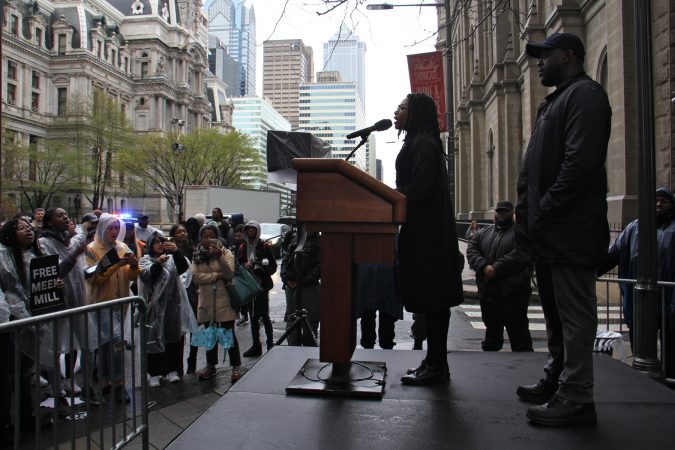 Clarise McCants of the racial justice organization Color for Change speaks at a rally for Meek Mill outside the Criminal Justice Center. (Emma Lee/WHYY)