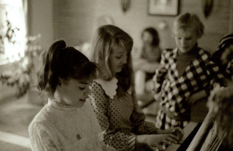 Andrea Avery, second from left, playing the piano with a friend when she was 10 years old. (Courtesy of Andrea Avery)