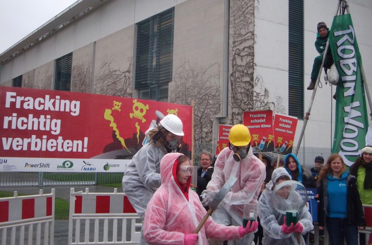 Across Europe, laws on fracking vary. In 2016, after years of debate over environmental concerns and economic interests around fracking, Germany banned some forms of it. Environmentalists are calling for a total ban. (Robin Wood/flickr)