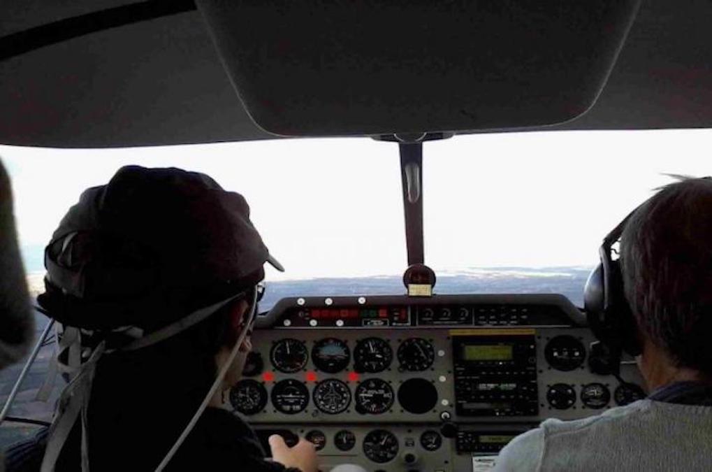 171014_web A pilot wears a wireless headband that tracks his brain activity, while flying a plane. Photo courtesy of ISAE-SUPAERO.