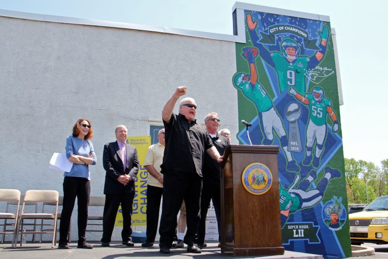 2018-05-08-e-lee-bill-bergey-philadelphia-spikes-trophies-super-bowl-mural-768×512 Retired football player Bill Bergey