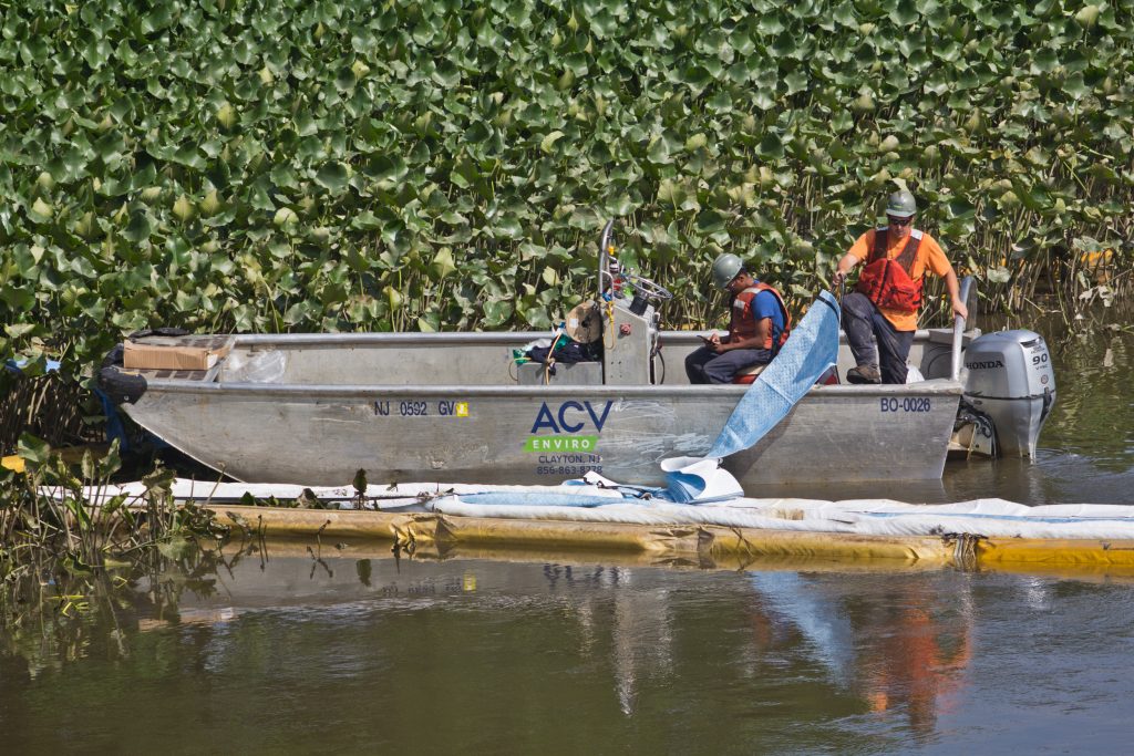 2018 6 21 k paynter darby creek clan up-3 (1) An environmental cleanup crew works to remove gasoline fuel from an ETP pipeline spill in Darby creek in Tinicum Township, Pennsylvania, last week. (Kimberly Paynter/WHYY)