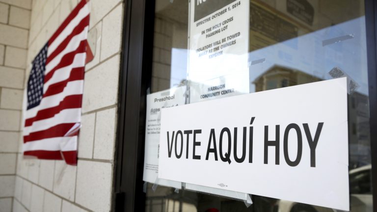 ap_18156506502023_wide-eed1b67a8d734fc117f923e35169934a167eb5f0-768×432 A sign announces a polling place in Spanish