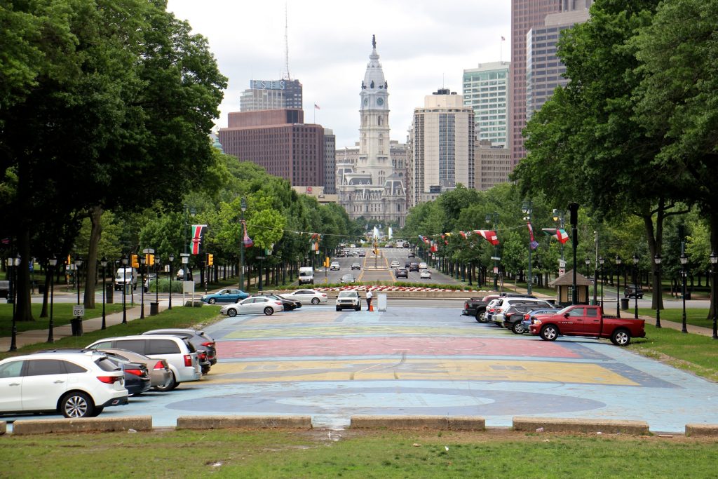 2018 06 22-e lee-philadelphia ben franklin parkway eakins oval city hall Looking east toward City Hall from Eakins Oval.