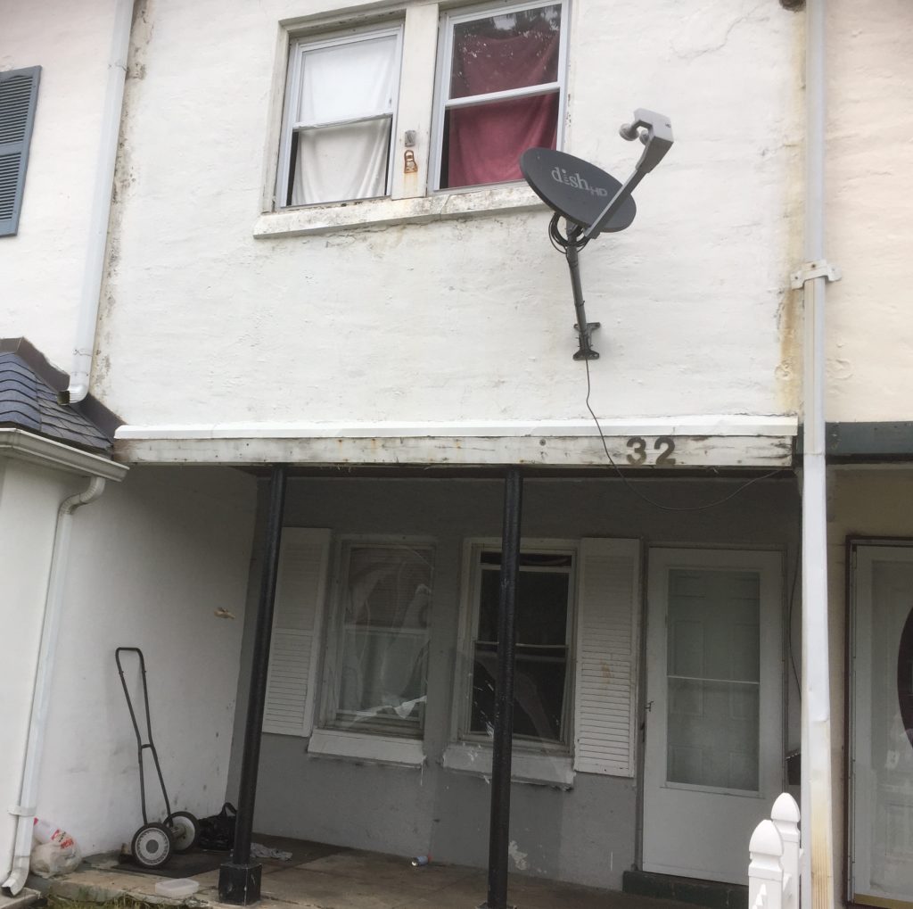 IMG_4464 Landlord George Fantini has agreed to pay New Castle County $438,000 to settle his debt for code violations, back taxes and other infractions at properties such as this one in Claymont. (Zoe Read/WHYY)