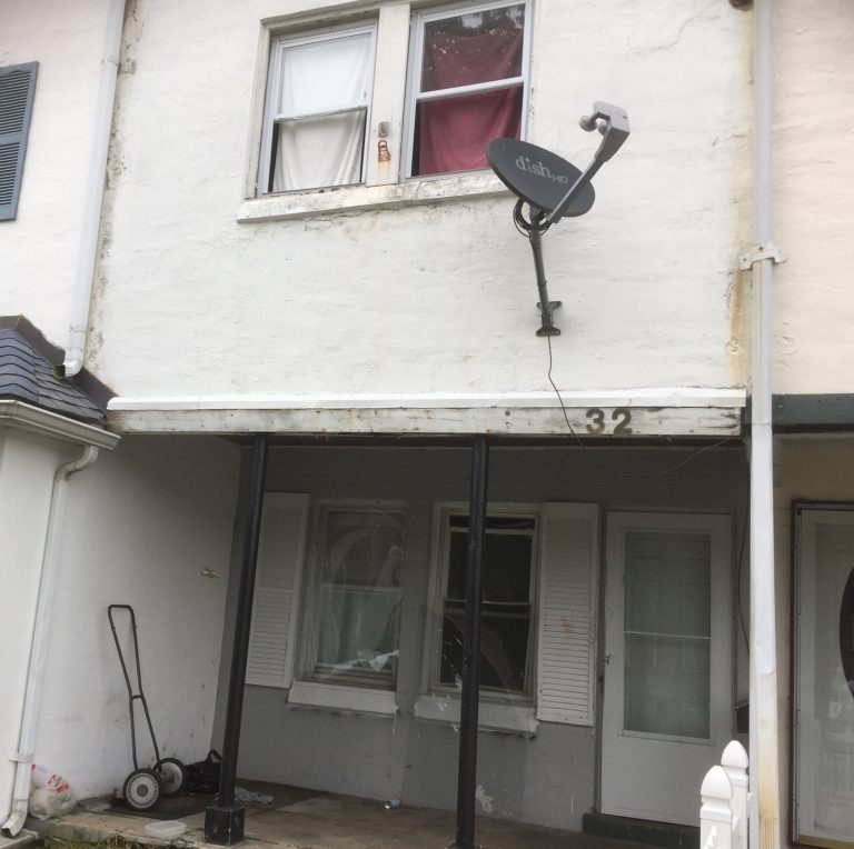 Landlord George Fantini has agreed to pay New Castle County $438,000 to settle his debt for code violations, back taxes and other infractions at properties such as this one in Claymont. (Zoe Read/WHYY)