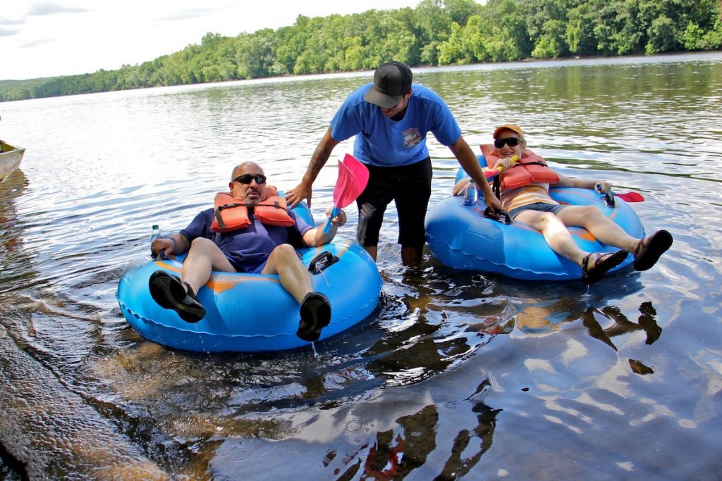 2018 06 19-e lee-matt crance marc and robin schaffer-new jersey frenchtown-famous river hot dog man Matt Crance pushes off Marc and Robin Schaffer of Rockaway, New Jersey, at the Kingwood boat launch south of Frenchtown. (Emma Lee/WHYY)