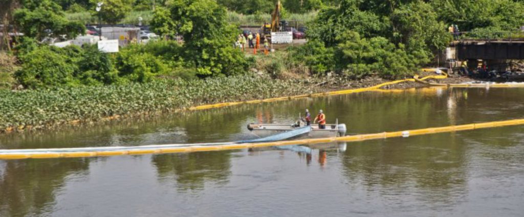 resized-2018-6-21-k-paynter-darby-creek-clan-up-2-768×512-e1531236425802-1920×797 An environmental cleanup crew works to remove fuel from a spill in Darby Creek in Tinicum Township, Pennsylvania, near the Philadelphia International Airport. (Kimberly Paynter/WHYY)