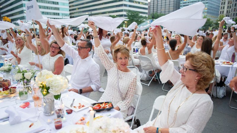 2018-08-16-01-jwilson-claire-dandera-janice-bartle-city-hall-diner-en-blanc-1-800×450