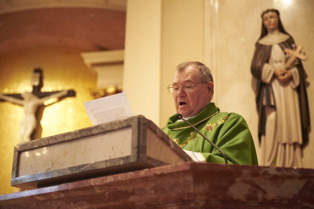 2018 08 19-n piserchio-francis p schoenauer-allentown pa cathedral of saint catherine of siena-bishop letter response sexual abuse sunday mass 2 1 1 Monsignor Francis Schoenauer reads a letter from Allentown Bishop Alfred Schlert during Sunday mass at the Cathedral Church of St. Catharine of Siena in Allentown, Pa. (Natalie Piserchio for WHYY)