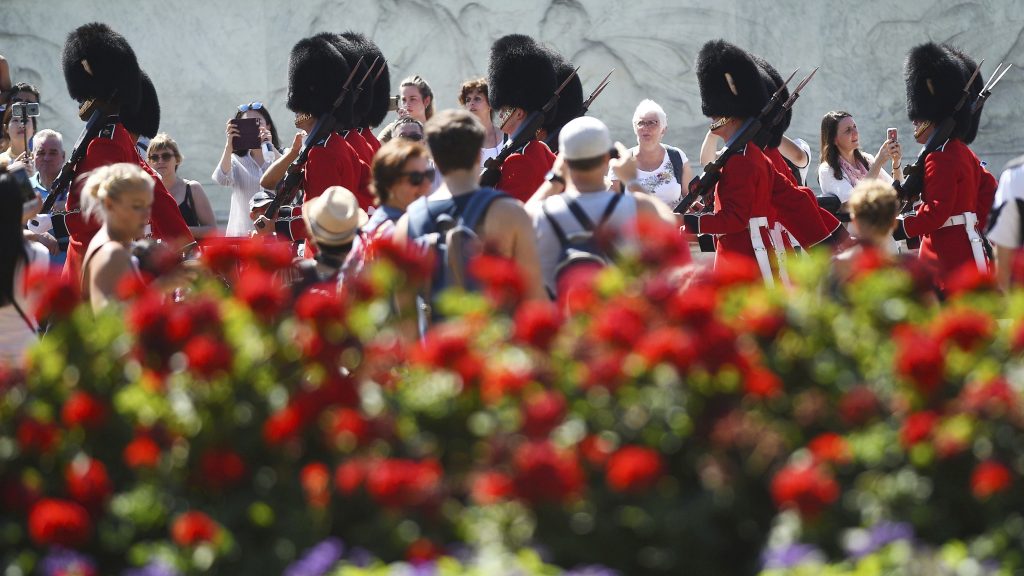 Spectators gather daily to watch the changing of the guard at Buckingham Palace in London. On Friday, a military band paid tribute to Aretha Franklin at the ceremony. Spectators gather daily to watch the changing of the guard at Buckingham Palace in London. On Friday, a military band paid tribute to Aretha Franklin at the ceremony.
(Kirsty O'Connor/AP)