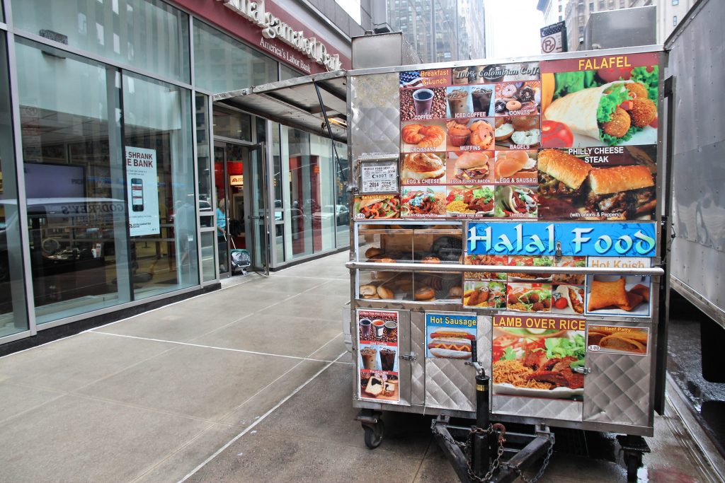Halal Food Cart Halal food cart in New York. (Tupungato)