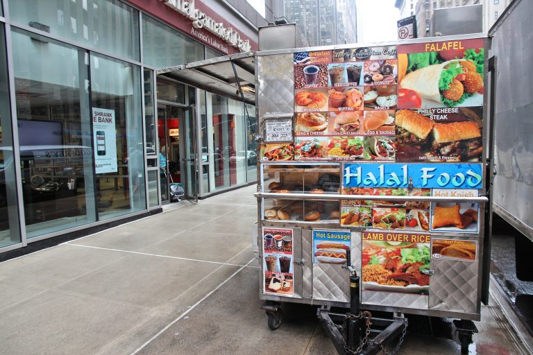 Halal food cart in New York. (Tupungato)